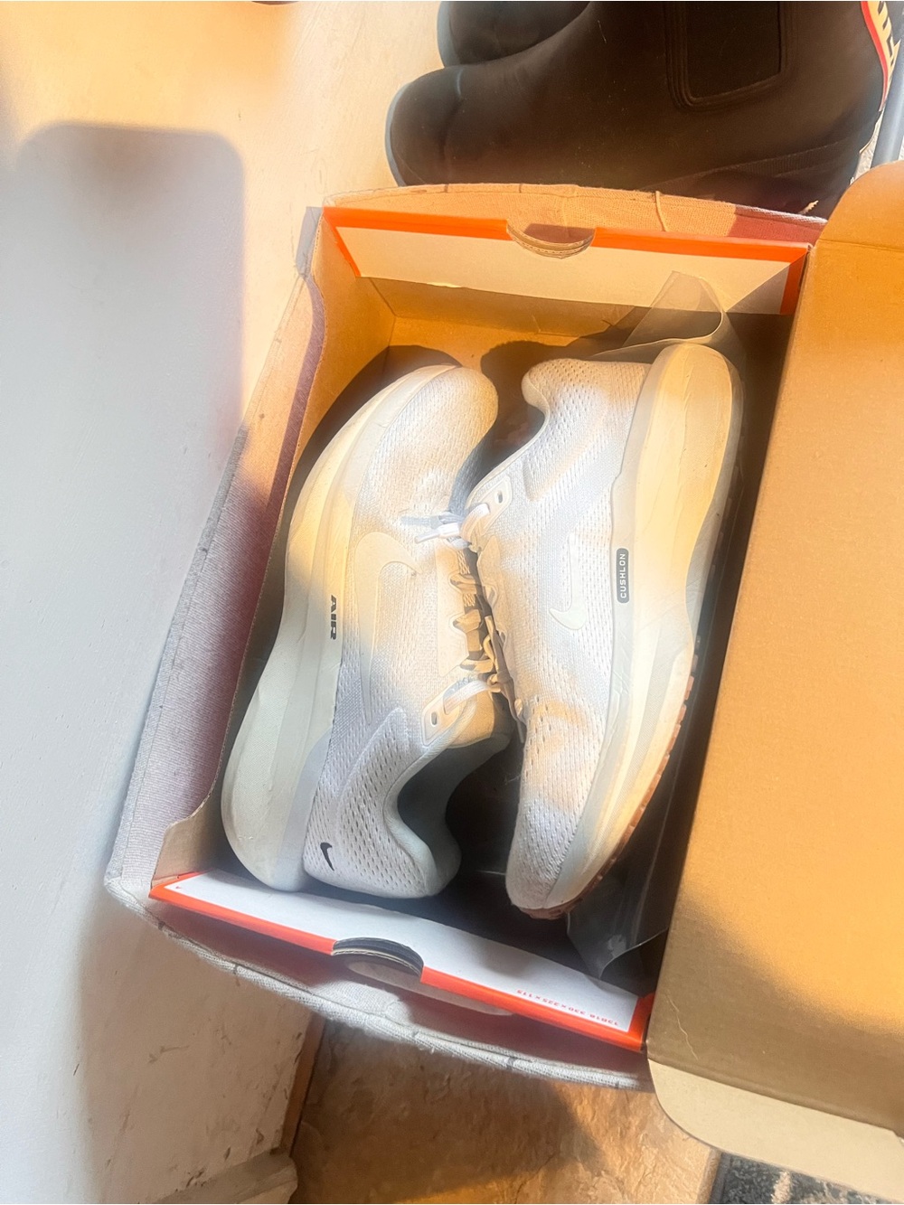 Nike women’s White Athletic Running Shoes nice shape and can cleaned better 9